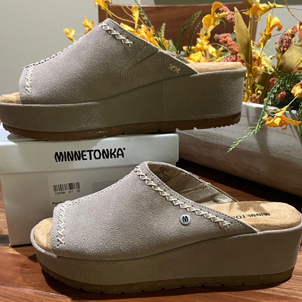 Minnetonka Women's Paislee Simply Taupe Suede Mules NWT Size 6 - Picture 4 of 7